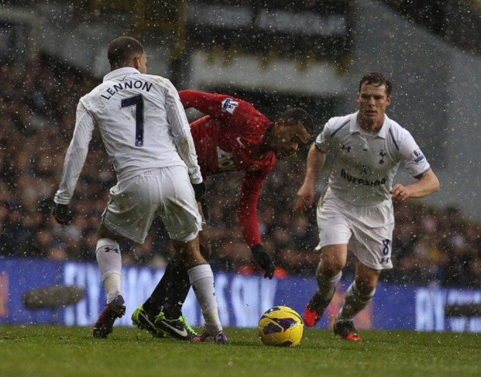 1. Tìm những hậu vệ cánh giỏi: Trận hòa Tottenham vừa rồi chứng kiến sự trái ngược trong chiến thuật của Fergie so với trận đấu ở lượt đi. Nếu như hiệp 2 trận lượt đi Man Utd phải dồn lên tấn công bằng mọi hỏa lực vì bị dẫn trước, thì ở hiệp 2 trận lượt về họ lại co cụm phòng ngự trong thế dẫn trước. Lý do là vì Sir Alex rất lo ngại Gareth Bale, một mối lo ngại có cơ sở. Sự lo ngại đó dẫn tới việc M.U dồn nỗ lực phòng ngự vào Bale mà phần nào bỏ quên Aaron Lennon, dẫn tới bàn thua cuối trận. Rafael đã chơi rất hay mùa này nhưng vẫn cần chắc hơn trong việc phòng thủ trước những đối thủ có kỹ thuật tốt, còn Patrice Evra thì thực sự là có nhiều điều đáng lo.